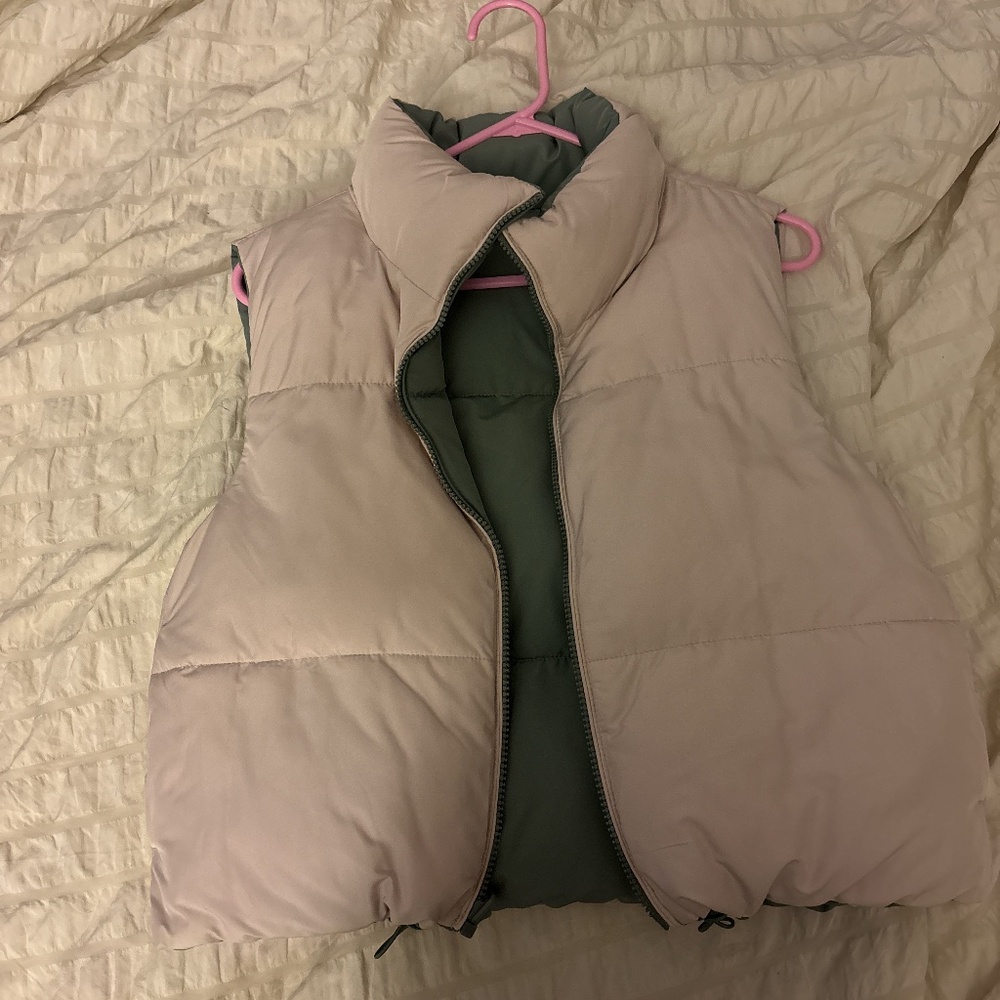 Reversible green and beige sleeveless puffer jacket